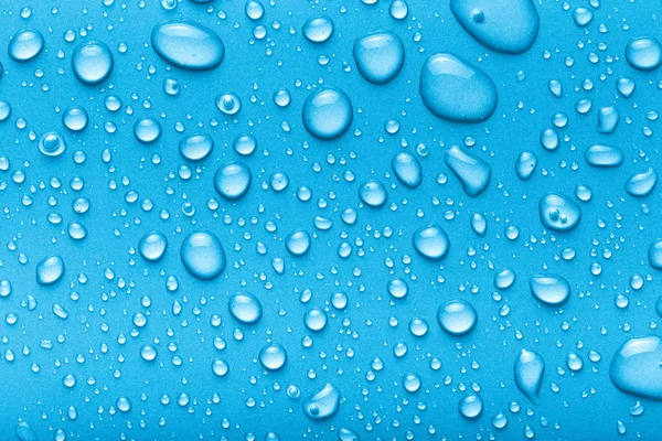 Druppels Water Een Kleurrijke Achtergrond Blauw Getooid — Stockfoto