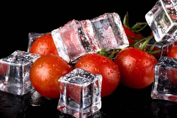 Banch Tomates Rojos Cereza Cubitos Hielo Mesa Húmeda Negro Enfoque — Foto de Stock