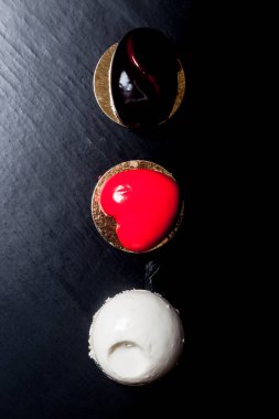 Ayna ile ev yapımı parlak mus kek siyah bir arka plan üzerinde sır. Tonda.