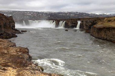 Su Godafoss şelale - İzlanda'nın taşlık kayalık çöl manzara güzel parçası. Tonda.