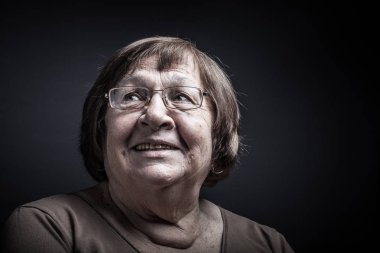 Yaşlı kadın portre Studio. Gülümse. Tonda.