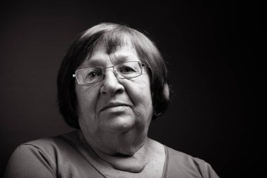 Yaşlı kadın portre Studio. Tatlı. Tonda.