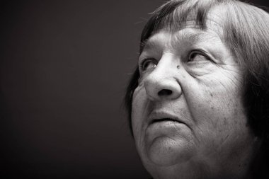 Yaşlı kadın portre Studio. Sence veya fikir. Tonda.