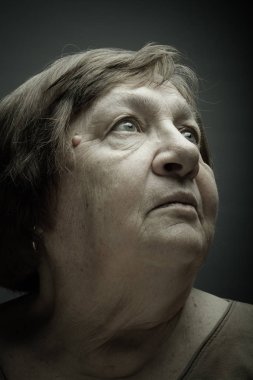 Yaşlı kadın portre Studio. İlham veya hayalcilik. Tonda.