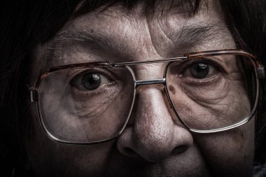 Yaşlı kadın gözlük ile stüdyo portre. Sakinlik. Tonda.