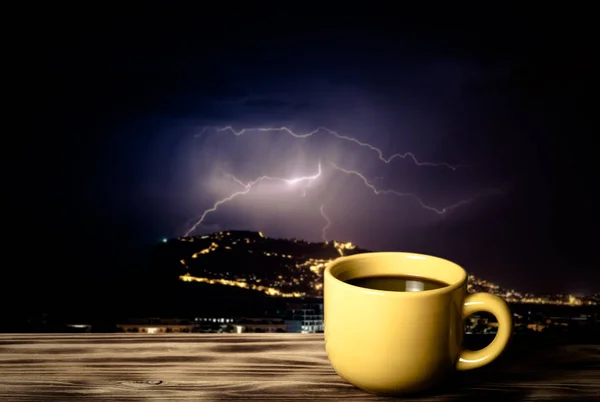 Café Thé Tasse Jaune Sur Table Bois Face Orage Sur — Photo