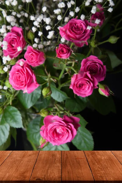 Pohled Dřevěného Stolu Nádherné Kytice Růže Bush Gypsophila Tmavém Pozadí — Stock fotografie