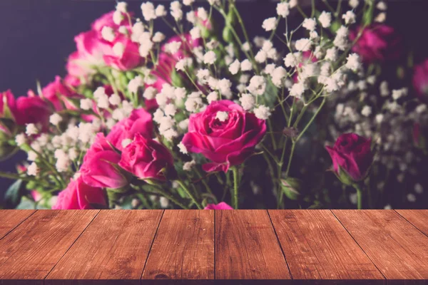 Ahşap Masa Üzerinde Çalı Gülleri Harika Buket Koyu Arka Plan — Stok fotoğraf