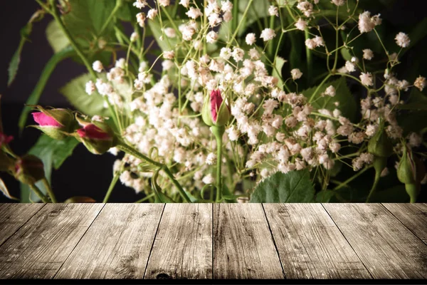 Vista Tavolo Legno Meraviglioso Bouquet Rose Cespugliose Gypsophila Uno Sfondo — Foto Stock