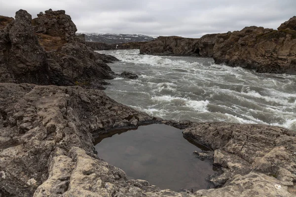 Su Godafoss şelale - İzlanda'nın taşlık kayalık çöl manzara güzel parçası. Tonda.