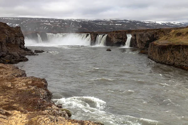 Вода Водопада Годафосс Красивая Часть Каменистого Скалистого Пустынного Пейзажа Исландии — стоковое фото