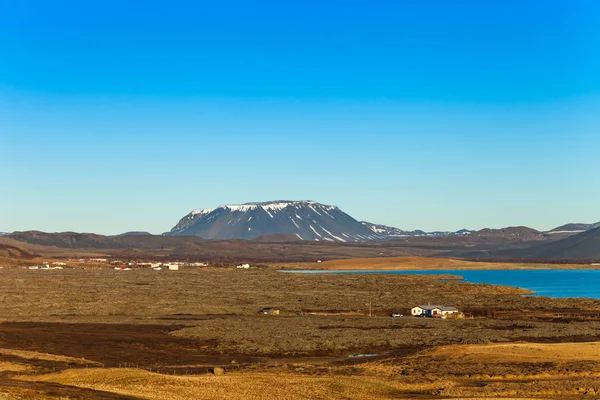Malé Domy Pobřeží Jezera Kamenité Skalnaté Opuštěnou Krajinu Islandu — Stock fotografie