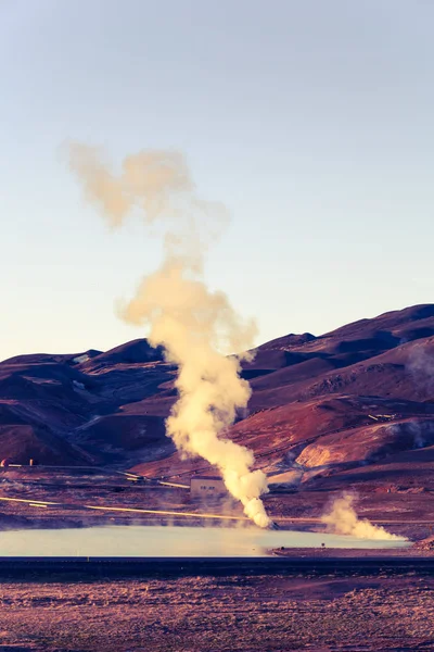 冰岛沙漠景观中温泉的蒸汽 — 图库照片