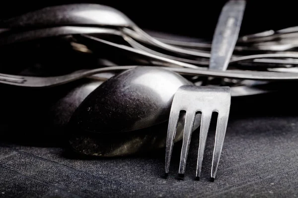 大量金属餐具在黑色背景上 选择性的焦点 浅景深 — 图库照片