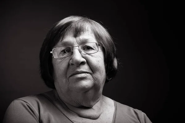Studiový Portrét Starší Ženy Snivost Tónovaný — Stock fotografie