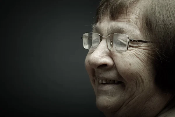 Retrato Estudio Una Anciana Sonríe Tonificado — Foto de Stock