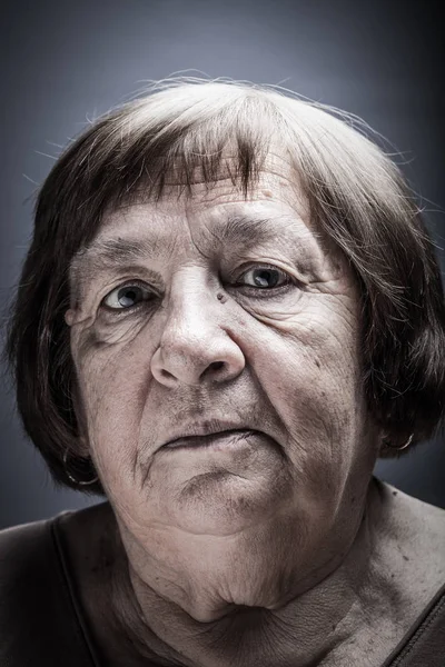 Студийный Портрет Пожилой Женщины Печально Toned — стоковое фото