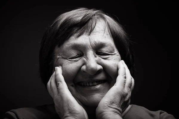Студийный Портрет Пожилой Женщины Руками Возле Лица Улыбнись Toned — стоковое фото