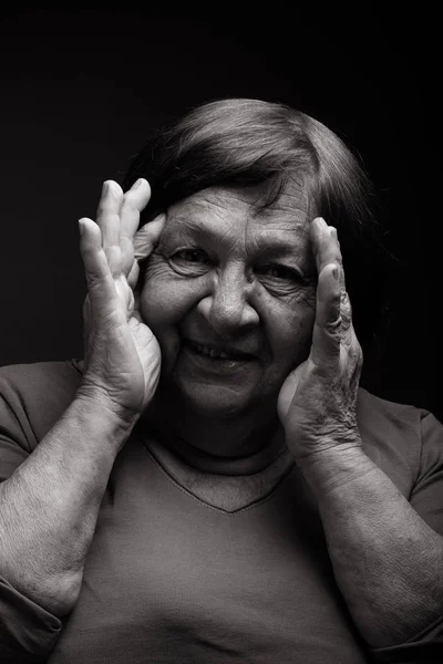 Студийный Портрет Пожилой Женщины Руками Возле Лица Улыбнись Toned — стоковое фото