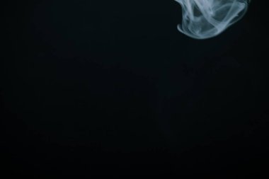 Bir siyah arka plan üzerinde duman bulutu. Seçici odak. Tonda.