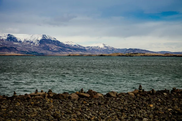 冰岛的暴风雨海和雪山 — 图库照片