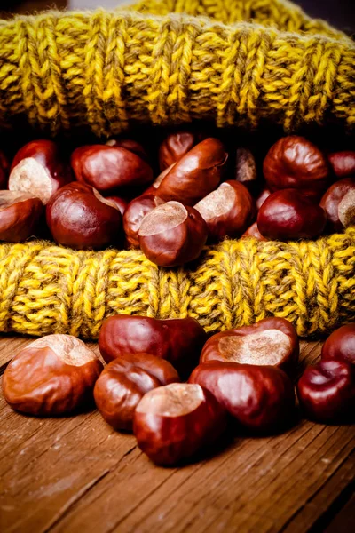 Castanhas Chapéu Malha Uma Velha Mesa Madeira Tonificado — Fotografia de Stock