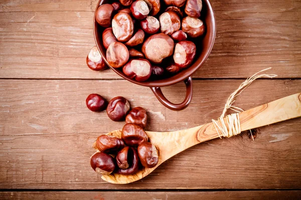 Castagne Una Ciotola Argilla Sul Vecchio Sfondo Legno Tonica — Foto Stock