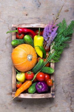 Taze sebze ve otlar üzerinde bir ahşap rustik doku arka plan için yandı. Sert ahşap tahta yıpranmış.