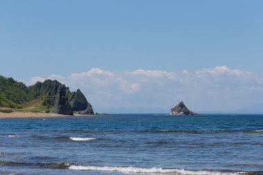 Cape Stolbchaty. Cape Kunashir Adası batı kıyısında. Mendeleyev volkanın bazaltik lavaş katmanların oluşur.