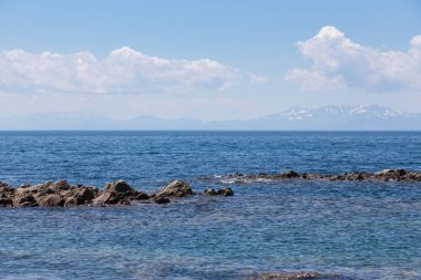 Cape Stolbchaty. Cape Kunashir Adası batı kıyısında. Mendeleyev volkanın bazaltik lavaş katmanların oluşur.