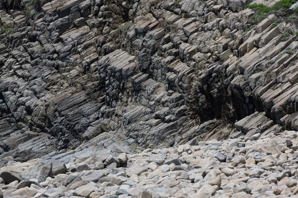 Stolbchaty 角Kunashir 岛西海岸的海角 它由门捷列夫火山玄武岩熔岩层组成 — 图库照片