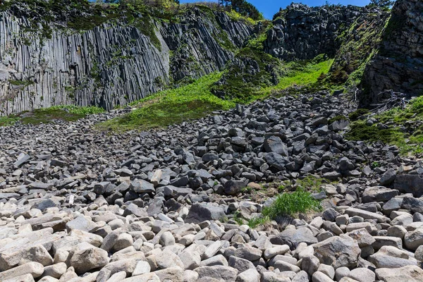 Stolbchaty 国後島の西海岸の岬 それはメンデレーエフ火山の玄武岩質溶岩の層から成る — ストック写真