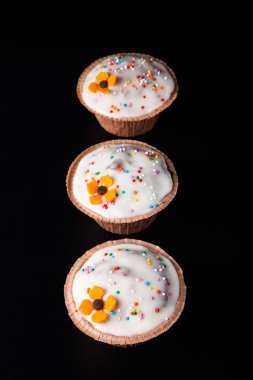 Ev yapımı geleneksel Paskalya kek koyu arka plan üzerine.