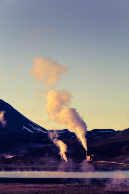 Termal çöl peyzaj İzlanda'dan Buhar. Tonda.
