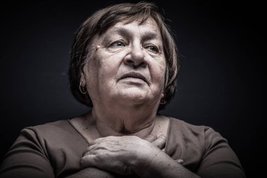 Yaşlı kadın portre Studio. İlham veya hayalcilik. Tonda.