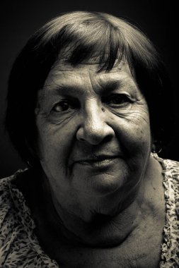 Yaşlı kadın portre Studio. Gülümse. Tonda.