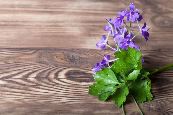 Petersilie Und Lila Blüten Auf Altem Holzbrett — Stockfoto