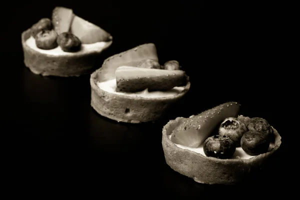 ブルーベリー いちごバター クリームとベリーのタルト フィールドの浅い深さ 選択と集中 トーン — ストック写真