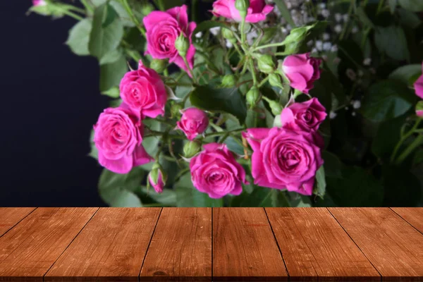 Blick Vom Holztisch Auf Einen Wunderbaren Strauß Buschrosen Und Zigeunerblumen — Stockfoto