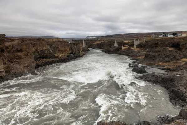 Вода Водопада Годафосс Красивая Часть Каменистого Скалистого Пустынного Пейзажа Исландии — стоковое фото