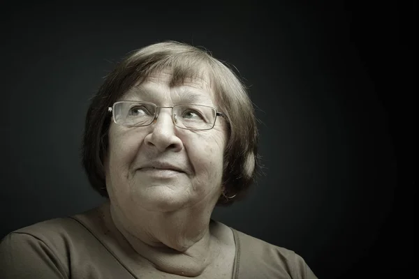 Retrato Estudio Una Anciana Sonríe Tonificado — Foto de Stock