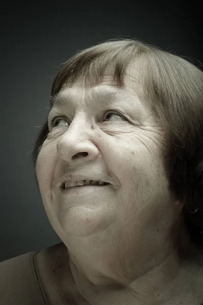 Студийный Портрет Пожилой Женщины Улыбнись Toned — стоковое фото