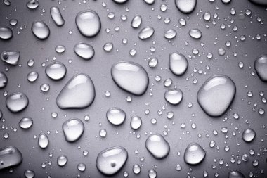 Bir renk arka plan üzerinde Su damlacıkları. Gri. Tonda.