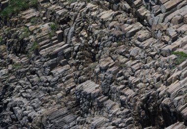 Cape Stolbchaty. Cape Kunashir Adası batı kıyısında. Mendeleyev volkanın bazaltik lavaş katmanların oluşur.