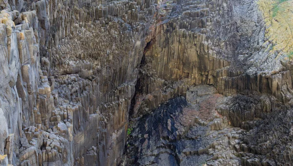 Stolbchaty 角Kunashir 岛西海岸的海角 它由门捷列夫火山玄武岩熔岩层组成 — 图库照片