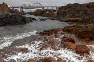 Eski köprünün yanındaki Godafoss şelale - İzlanda'nın taşlık kayalık çöl manzara güzel parçası. Tonda.