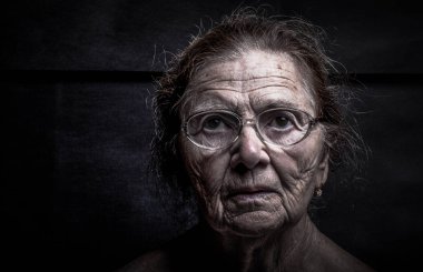 Gözlüklü yaşlı bir kadın portresi