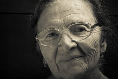 Gözlüklü yaşlı bir kadın portresi