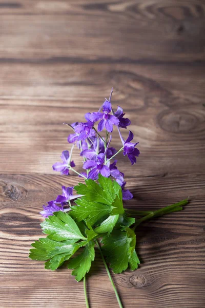 Petersilie Und Lila Blüten Auf Altem Holzbrett — Stockfoto