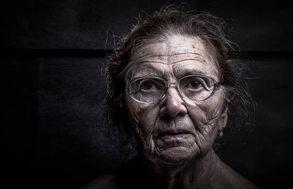 Retrato Uma Mulher Idosa Com Óculos — Fotografia de Stock